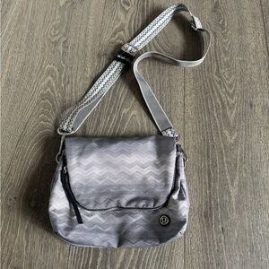 Lululemon Party Om Bag in Gradient Zig Zag Neutral Multi / Deep Coal